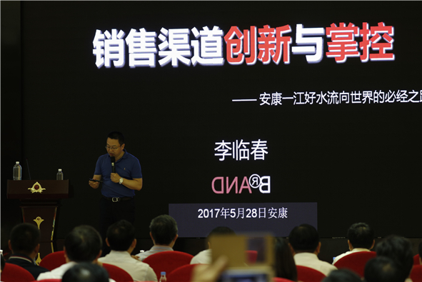 安康龙舟上午精彩开赛 下午却有一群人包围了汉水硒谷真硒水