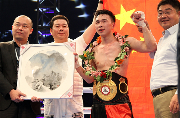 WBA世界拳王争霸赛！嘴角流血都不怕 喝口真硒水接着打