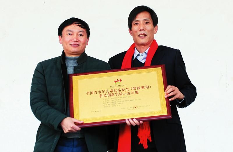 “真硒水”携手著名书法家义送春联到紫阳