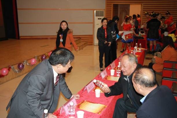 “真硒水”与西安抗癌俱乐部共迎2015健康羊年