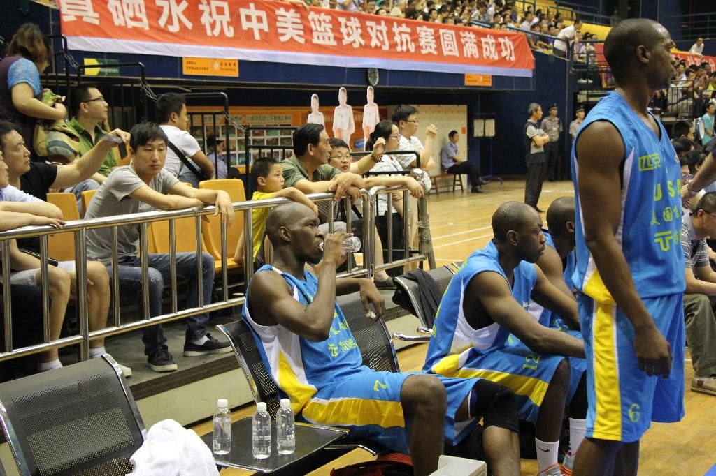 “真硒水”助力中美篮球对抗赛精彩激战