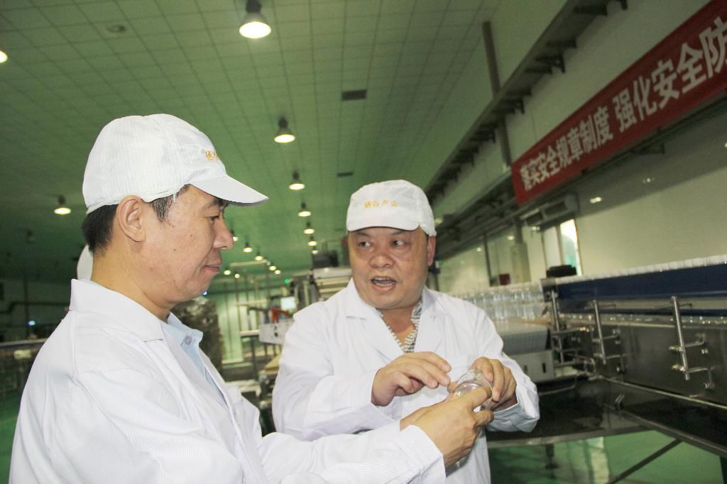 安康市委书记郭青视察“真硒水”生产园区