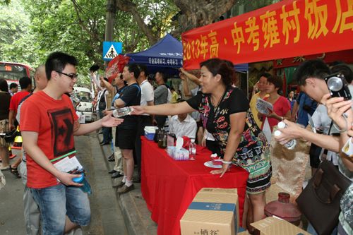 “真硒水”高考期间送清凉