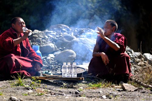 “真硒水”与朝圣者共沐圣洁祥光