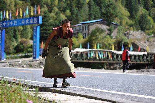 “真硒水”与朝圣者共沐圣洁祥光
